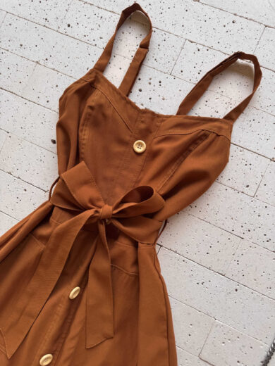 Dondoca_com_br Vestido Longuete Pespontado Com Bolsos E Botoes Caramelo