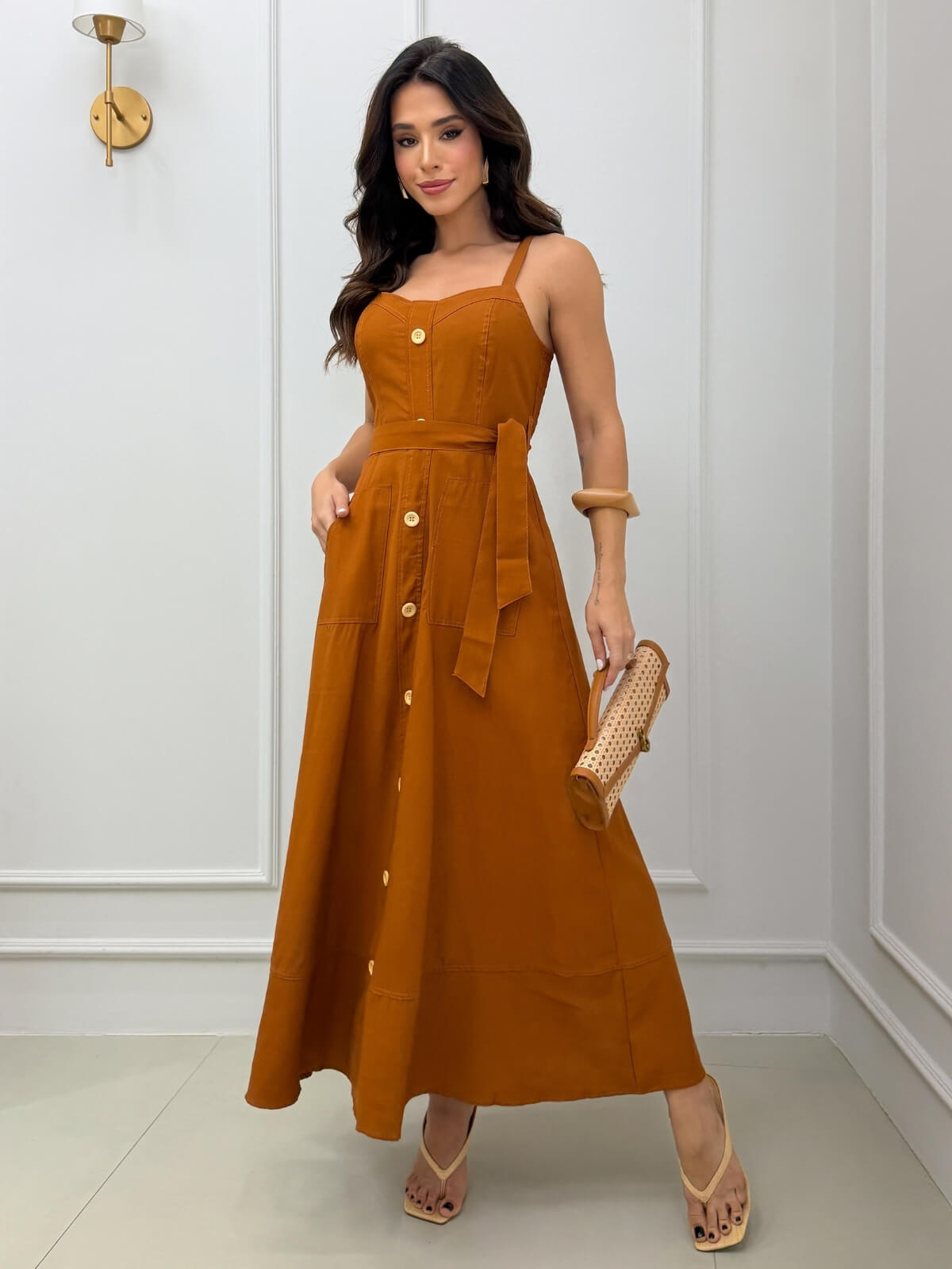 Dondoca_com_br Vestido Longuete Pespontado Com Bolsos E Botoes Caramelo