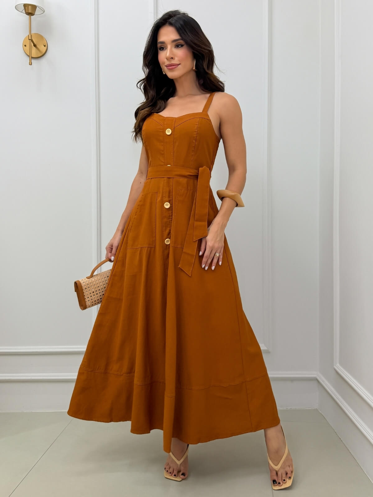 Dondoca_com_br Vestido Longuete Pespontado Com Bolsos E Botoes Caramelo