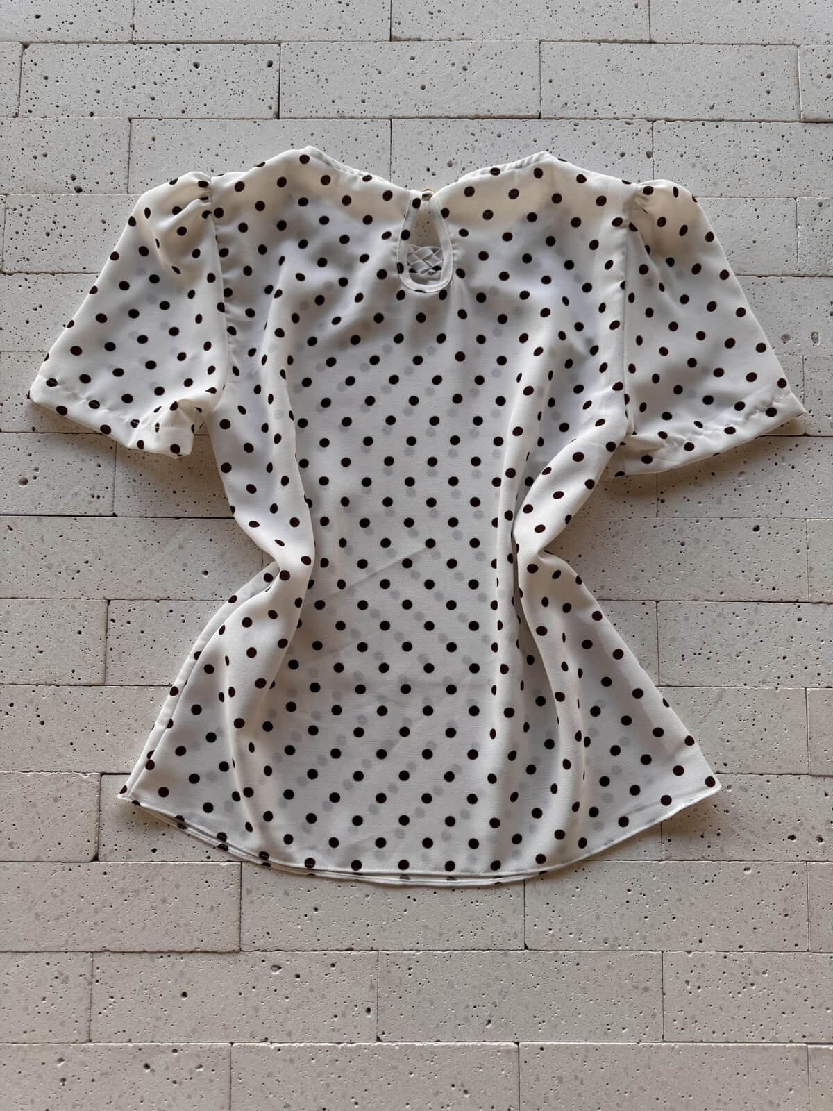 Dondoca_com_br Blusa Poa Decote Trancado Off E Marrom