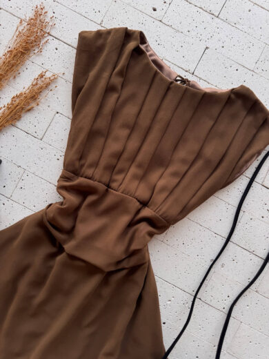 Dondoca_com_br Vestido Curto Com Short Embutido Chifon Detalhe Pregas Cafe