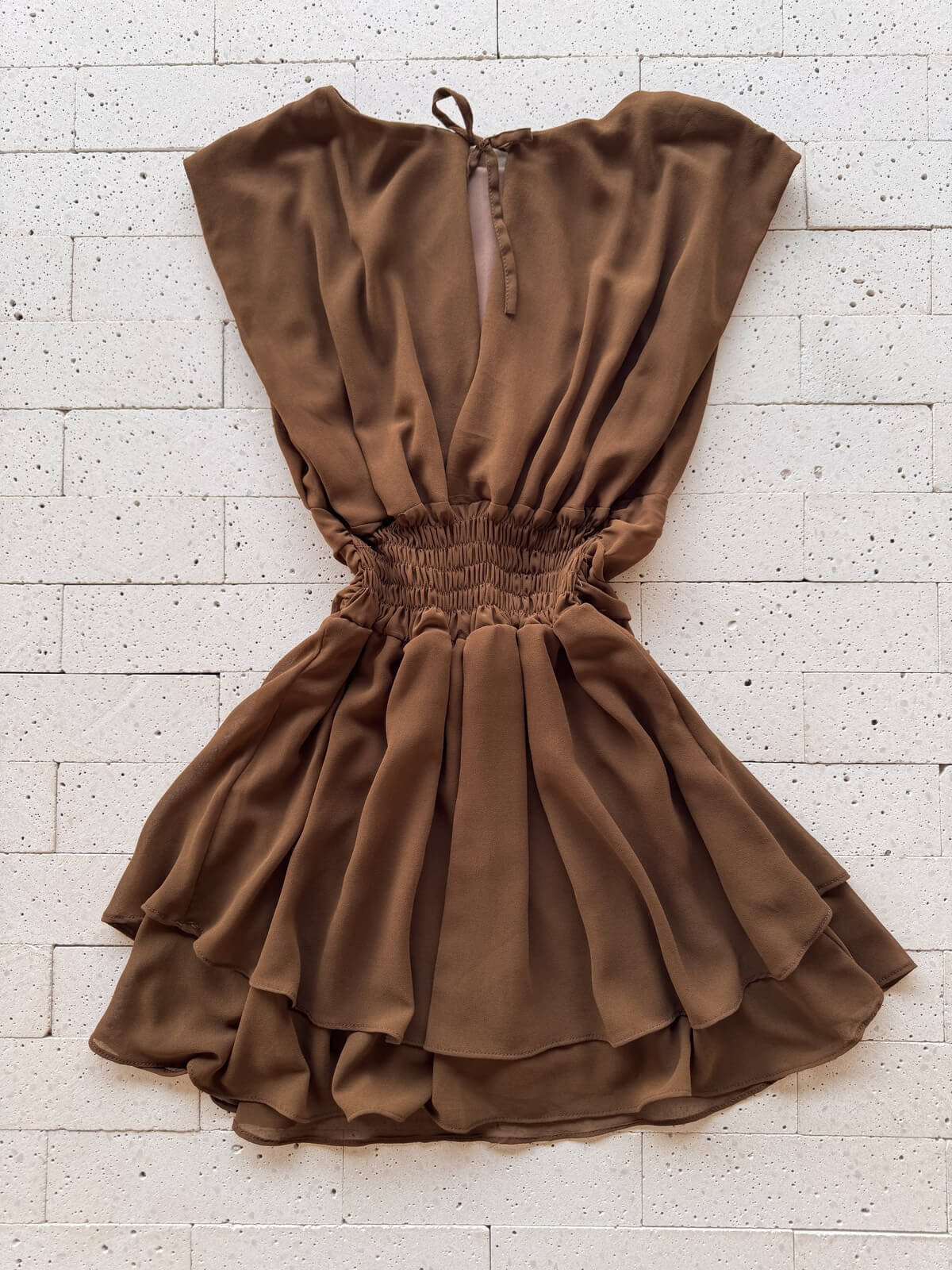 Dondoca_com_br Vestido Curto Com Short Embutido Chifon Detalhe Pregas Cafe